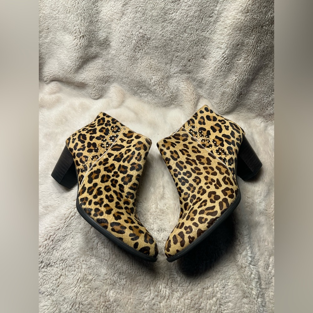 Vionic Georgia hair ankle boots in a leopard animal size 7